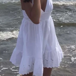 Vit sommarklänning med spetsdetaljer - Jättesöt sommarklänning från Zara 