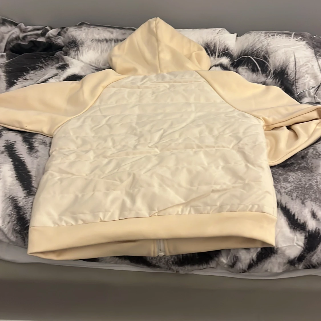 Beige quiltad jacka med huva - 2