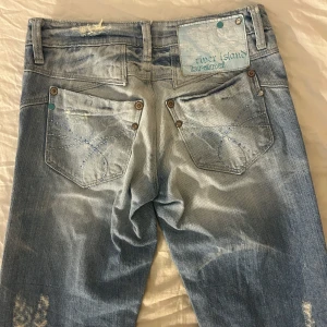 Blå jeans från River Island - Säljer dessa jätte snygga low waist bootcut jeans från river Island❤️storlek 32 