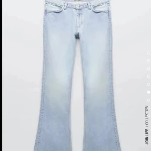 Ljusblå bootcut jeans - Slutsålda jeans från Zara. Köpte de från en tjej här på plick men de va tyvärr för stora 😔😔 men sååå snygga 🩷