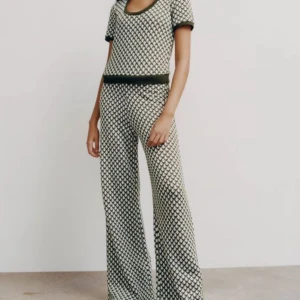 Set från Zara - Grönt stickat set från Zara i fint skick! Populärt och superfint💚Möts upp i Stockholm eller betalas via Swish!