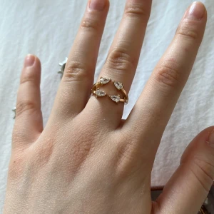 Guldfärgad ring med kristaller - Elegant guldfärgad ring med tre droppformade kristaller. 