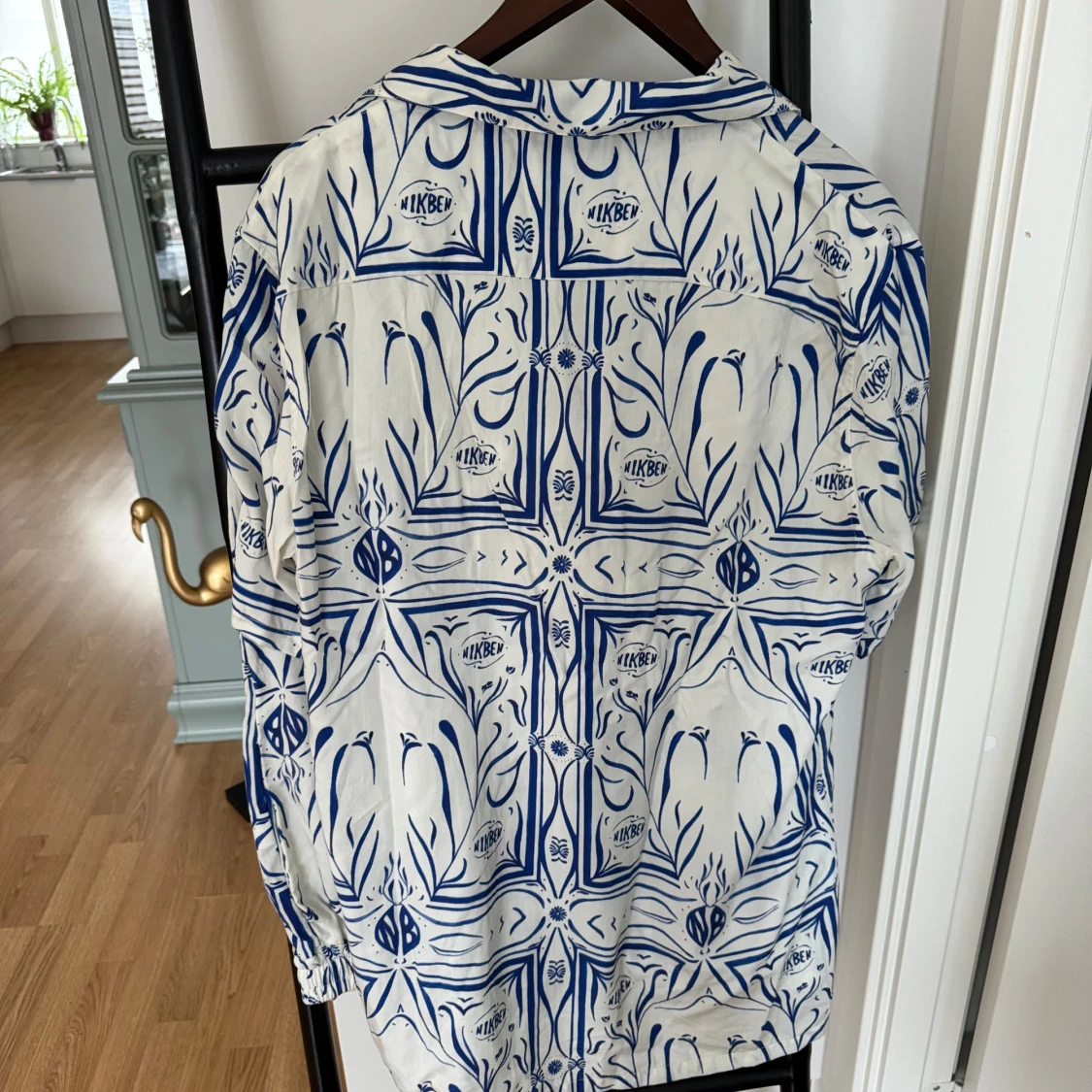 Vit och blå mönstrad skjorta - 2