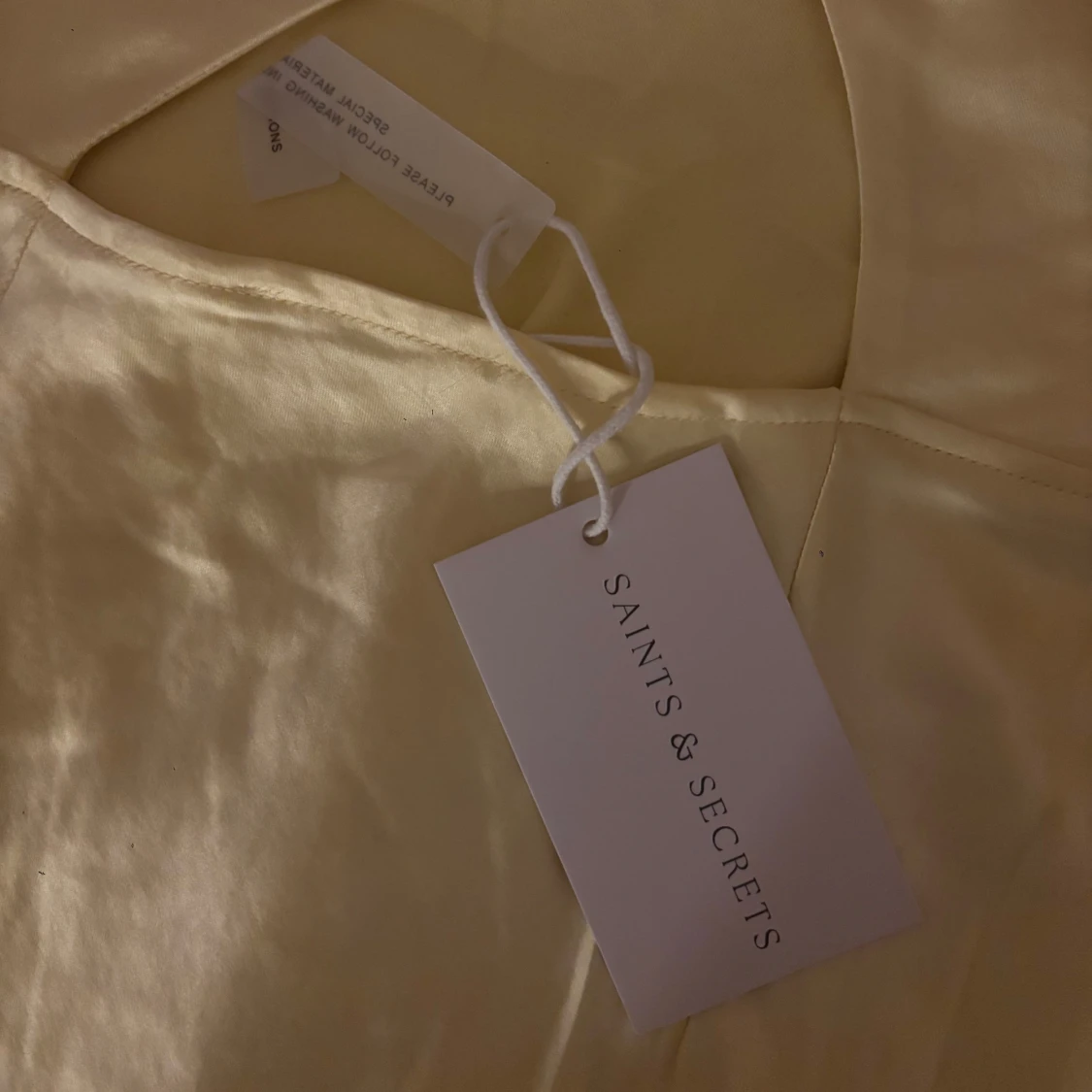 Gul satin klänning  - 4