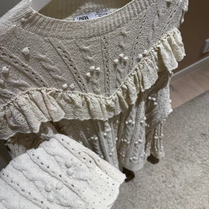 Stickad tröja zara - Fin naturvit tröja från zara 🤍 bra skick, inga defekter. Utsvängda armar strl 36, oversized modell