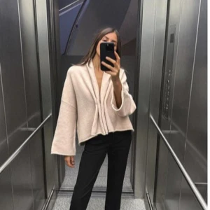 Beige kofta med vida ärmar - Säljer en så fin beige kofta med vida ärmar och en öppen design framtill. Använd endast en gång! SLUTSÅLD. Vid intresse kan fler bilder skickas.