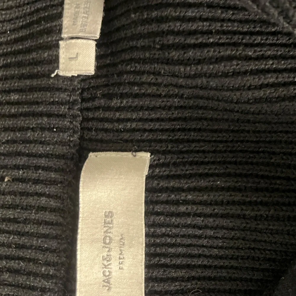 Fet tjocktröja från Jack n Jones använd typ två gånger då jag köpte den för stor och därför jag säljer den nu.. Neuleet.
