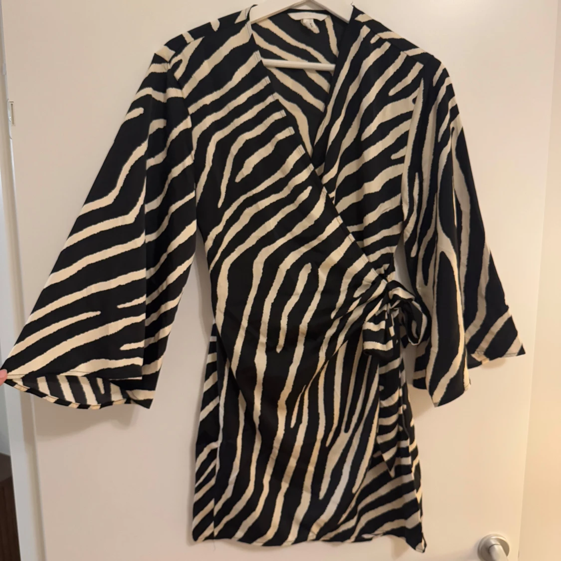 Zebramönstrad omlottklänning i satin - 3