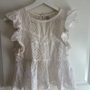 Vit blus från TRF Collection - Säljer min fina topp/blus som är perfekt till sommaren! Säljes då den är för liten, storlek XS. Hör av dig vid intresse!🩷