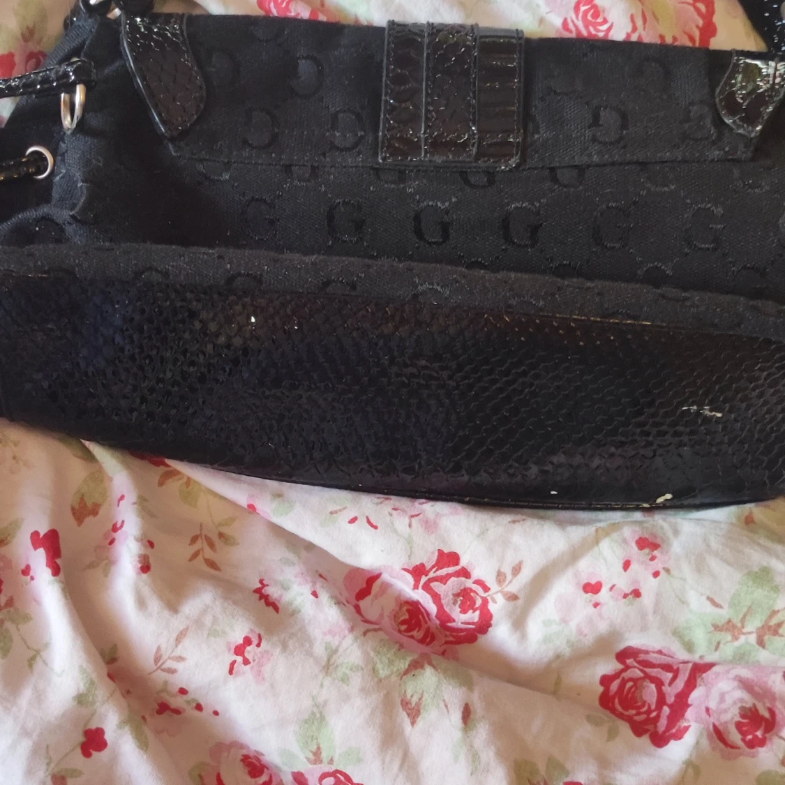 Svart axelväska med mönster och detaljer - 3