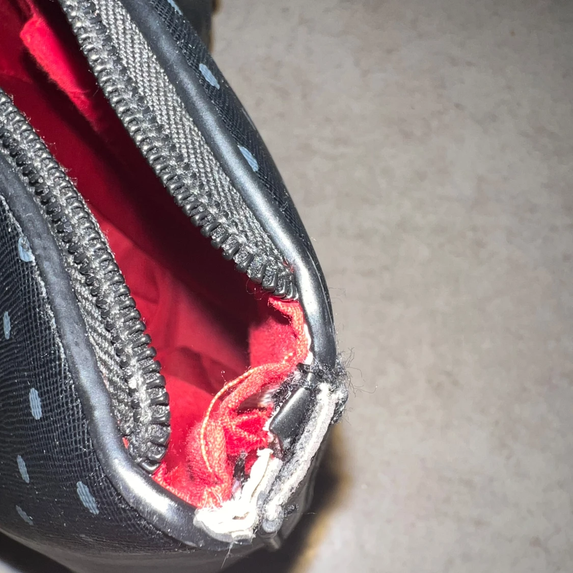 Svart prickig handväska från U.S. Polo Assn. - 2