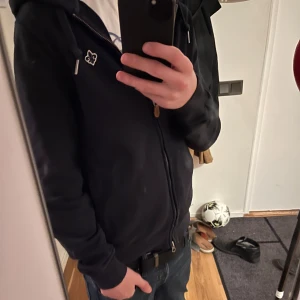 Morris zip-hoodie - Riktigt fet Morris zip hoodie skick:9/10 inga som helst tecken på slitning eller användning. Tar emot byten