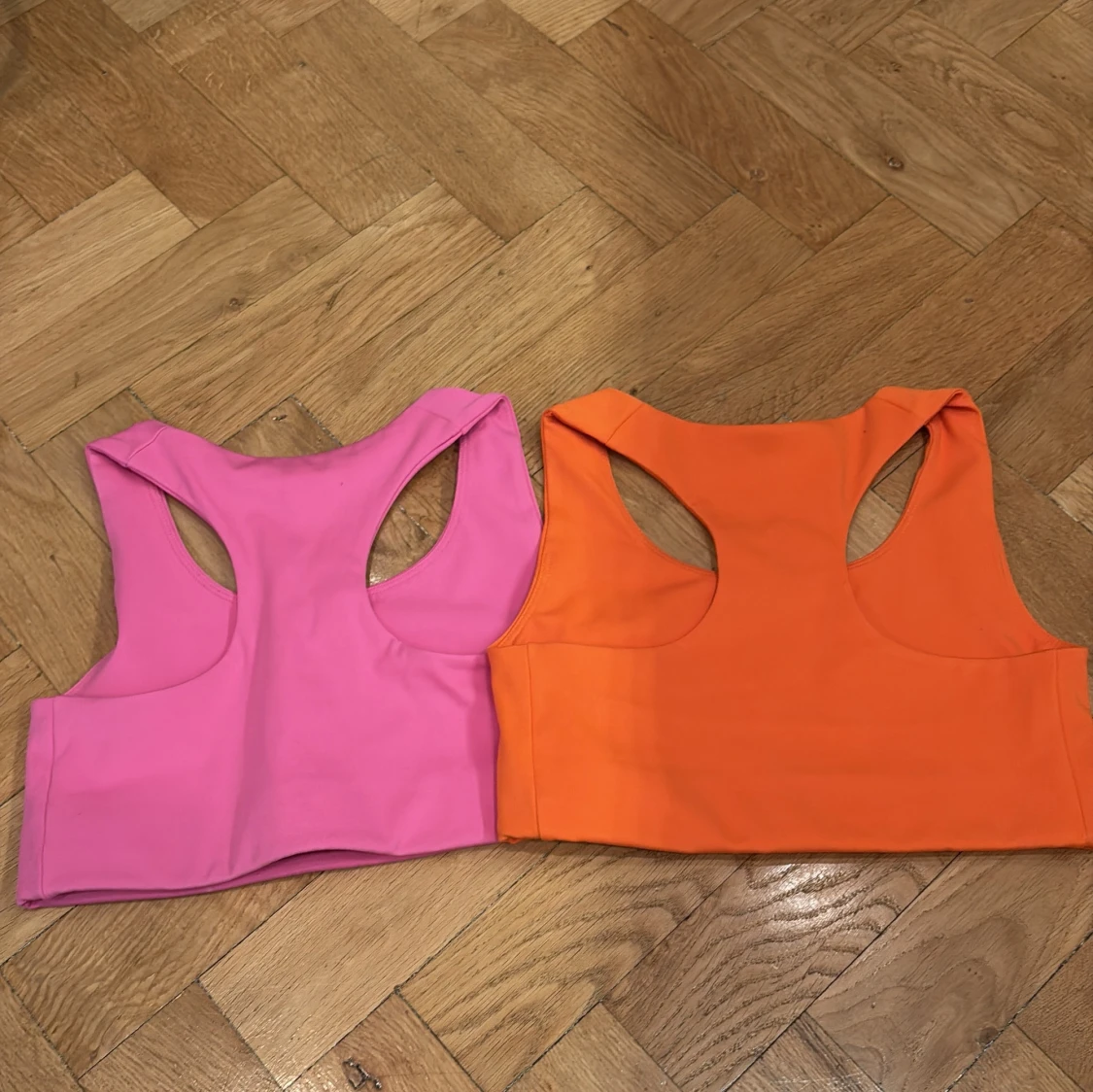 Rosa och orange sporttoppar från H&M - 1