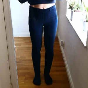 Mörkblå leggings/byxor i sammet från 2NDDAY - Mörkblå leggings/byxor i sammet med dragkedja bak från 2NDDAY. Perfekta för en stilren look och passar till många olika outfits. Storlek S. 