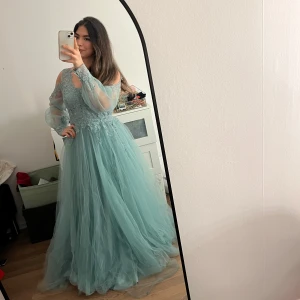 BalKlänning - Sååååå fin klänning som jag köpt från Malmö för 3200 kr. Hade på mig den på min systers bröllop och den har bara hängt i garderoben sen dess. Passar superfint till bal och andra festliga event!!! Vet inte riktigt hur mycket jag ska sälja denna för så skicka iväg ett bud så kommer vi överens!!❤️🌹