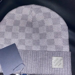  Louis Vuitton mössa - Säljer denna gråa Louis Vuitton mössa, Perfekt för att hålla stilen i kyligare väder. Priset är ej hugget i Sten!