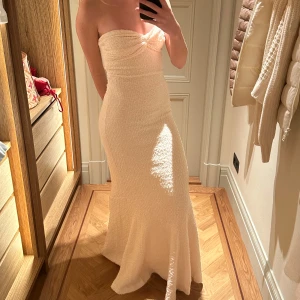 Maxiklänning från Adoore  - Rio maxi dress i krämvit från adoore med bandeau fit. 