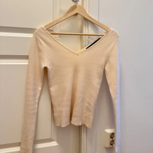 Ribbad V-ringad topp - Beige/gul V-ringad topp från Vero Moda i mjukt ribbat material, storlek XS💕