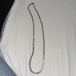 VVS diamanter halsnand  - Snyggt och glittrigt halsband i silverfärg. Perfekt för att ge en extra touch till din outfit. Halsbandet är enkelt men elegant och passar till många olika stilar. VVS Diamanter går ifrån på diamant tester org pris 2000 säljer för 700