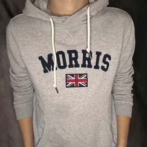 Morris hoodie - Mycket fint skick | Size M | modell 180 63 kg | Följare får 100 kr rabbat | fraktar spårbart inom 24 timmar med PostNord eller instabox |