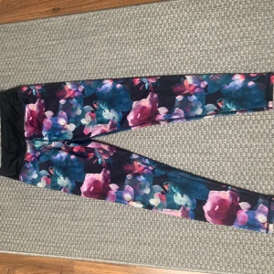 Leggings  - Blommiga träningsbyxor som är i mycket bra skick. De är använda några gånger. Säljer på vinted också, tilde.karlsson. 💐