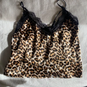 SPETS LINNE😍 - Snygg leopardmönstrad linne med svarta spetsdetaljer vid halsringningen. Perfekt till pyjamas eller sommaren!🩷