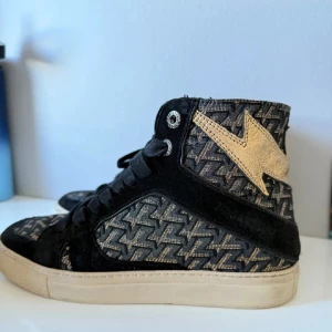 Zadig & Voltaire skor   - Säljer mina så fina Zadig skor då dom ej kommer till användning. Dom är i st 36 men passar mig som har 37! Dom är i fint skick och perfekta nu till våren 😍