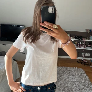Ljus rosa t-shirt från Zara - Säljer en ljus rosa t-shirt från Zara. Den har korta armar och bra skick (däremot lite små gamla färgfläckar som knappast syns men tvättas innan skickning så de har en skans att försvinna) väldigt fin tröja nu inför sommaren🥰(står storlek 11-12 men skulle säga S)