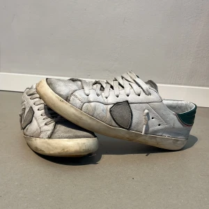 Phillipe modell skor - säljer nu dessa vita Phillipe model skor i storlek 40 men passar även 41. skicket är hyfsat bra förutom några defekter på hälarna och tårna av skon. Hålen går inte igenom och syns inte när man har på sig skorna. og boxen följer med. Tveka inte med att ställa frågor.