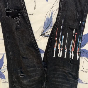 Svarta Armiri Jeans - Säljer mina svarta Amiri jeans som är köpta hos merch Sweden för 5800, köpte dem för ca 1 år sedan och säljer då dem ej passar min stil längre