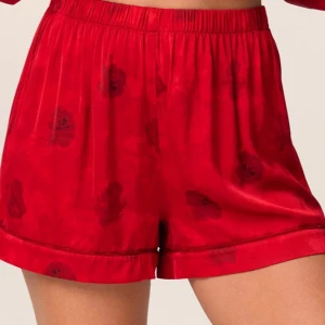 ADOORE Aspen Pyjamas shorts XS - Snygga röda shorts med subtilt blommönster. De har en elastisk midja för bekväm passform och är perfekta för varma dagar. Använd en gång.