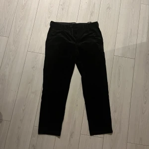 Svarta manchesterbyxor från H&M - Snygga svarta manchesterbyxor från H&M i regular fit. Har används en gång.