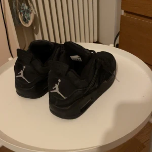Jordan 4 - Snygga svarta  Air jordans 4, inte använda så mycket så de är i bra skick! 