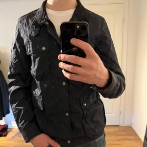 Fieldjacka - These Glory Days  - Säljer denna sjukt snygga Fieldjackan från These Glory Days ⭐️ Färgen är mörkblå och storleken är M⭐️Jackan har inga defekter och skicket är utomordentligt🙌🤝 Sjukt najs passform och material också⭐️🙌