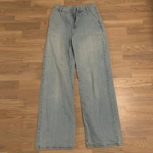 Ljusa jeans med vid passform - Säljer ett par ljusa jeans med en avslappnad, vid passform. Är perfekta för en casual look. Jeansen har en knapp och dragkedja framtill. Mycket bekväma, men för korta för mig. (Jag är 175 cm lång) 💙👖