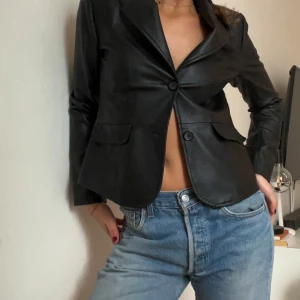 Svart läder blazer / kavaj - Snygg svart blazer i fejkläder. Funkar även som jacka på sommaren.