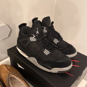 Jordan 4 canvas  - Ny pris ca 5500 i använt skick 100% äkta kom med frågor och funderingar 