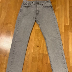 Grå Levis 502 jeans - Säljer ett par grå Levis 502 jeans i storlek W30 L32. Dessa jeans har en klassisk straight passform och är perfekta för en avslappnad stil. De är tillverkade i ett slitstarkt denimtyg och har de ikoniska fem fickorna samt en dragkedja.