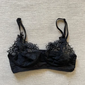 Svart spets-bh från NLY Lingerie - Svart spets-bh från NLY Lingerie. Den är i spets och har justerbara axelband.