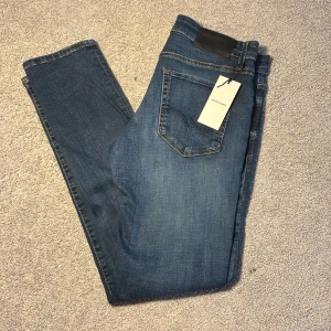 Jack & Jones jeans - Marinblå jack&jones jeans | Skick 7/10 | Storlek W30 L32 | Komm vid intresse och tveka ej på att fråga