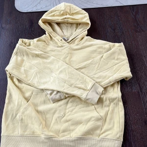 Gul hoodie från Lindex - Säljer en gul hoodie från Lindex i storlek 158/164 men skulle säg att den passar xs/s också. Den har en liten broderad blomma på fickan men man kan lätt klippa bort den om man inte gillar den. Hoodien är i väldigt bra skick då den knappt har används. Hör gärna av er vid frågor och funderingar💛💛