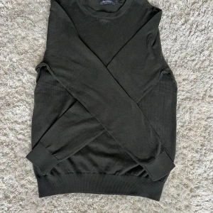 Stickad tröja - Stilren stickad tröja i mörkgrön