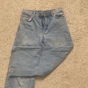 Blå jeans - Säljer ett par blå jeans med hög midja 