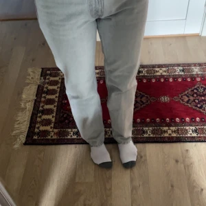 Grå jeans från Gina tricot  - Snygga grå jeans från Gina tricot  straight passform. Lågmidjade 