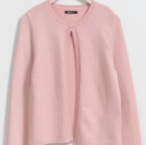 Rosa kofta från Gina Tricot  - Säljer en söt rosa kofta från Gina tricot. Den har en enkel knapp framtill och är perfekt för lager-på-lager. Koftan är långärmad och har en rund halsringning. Perfekt för en avslappnad stil eller att klä upp med accessoarer. 🌸ordinarie pris 359