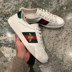 Gu33i ace sneakers  - Ett par nästan helt nya sneakers i ”humla” modellen. Inget OG ingår 