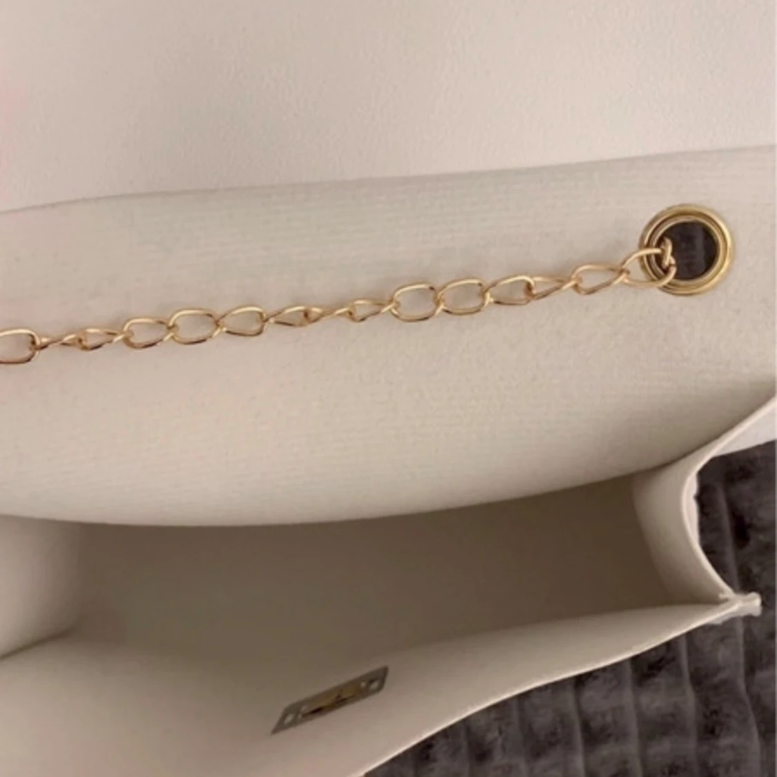Vit axelväska med guldkedja - 2