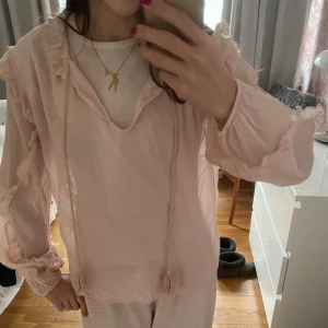 Rosa blus  - Den är från DreiMaster och i storlek xs.💗Är i nyskick då jag aldrig använt den för att den är för stor på mig💕