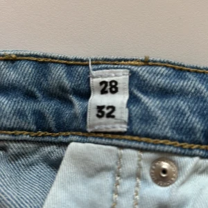 Ljusblå jeans - Säljer ett par snygga ljusblå jeans ifrån Jack and Jones, längd 32 och midja 28 