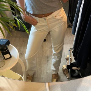 Vita jeansbyxor - Snygga vita/smutsvita jeansbyxor med en klassisk design. De har en normal passform och är högmidjade vilket ger en bekväm och stilren look.
